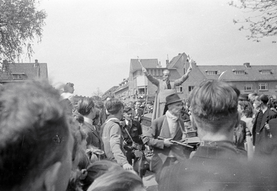 853184 Afbeelding van de arrestatie van een collaborateur of N.S.B.-er door leden van de B.S. (Binnenlandse ...